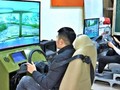 Học viên học lái xe trên cabin điện tử