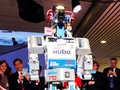 HUBO, robot đa chức năng biểu diễn khả năng của mình bên cạnh kỹ sư Oh Jun-Ho, Giám đốc Viện Khoa học và Công nghệ cao Hàn Quốc (ảnh Reuters)