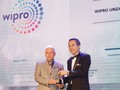 Tổng giám đốc Wipro Unza Việt Nam, ông Phạm Hải Văn nhận giải thưởng từ ông William Ng, Tổng biên tập của Tạp chí HR ASIA
