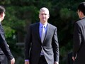 CEO Apple, ông Tim Cook trước cuộc gặp gỡ với Phó Thủ tướng Trung Quốc Lưu Diên Đông (Liu Yandong) tại Bắc Kinh, ngày 12/5/2015 (ảnh: Reuters)