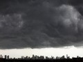 Những đám mây đen trên trung tâm thành phố Miami, Hoa Kỳ (ảnh: Reuters))