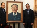 Ông Nguyễn Anh Minh (Giám đốc Bảo tàng Mỹ thuật Việt Nam) bàn giao tác phẩm "Chân dung Hoàng thân Souphanouvong" cho đại diện bảo tàng Kaysone Phomvihane