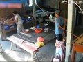 Con dâu bạo hành mẹ chồng (cảnh cắt từ clip)
