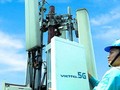 Công nhân lắp đặt một trạm thu phát sóng 5G tại Hà Nội