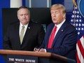 Ngoại trưởng Hoa Kỳ Mike Pompeo theo dõi Tổng thống Hoa Kỳ Donald Trump phát biểu trong cuộc họp báo về COVID-19, ngày 8 tháng 4 năm 2020 ở Washington, DC (ảnh AFP)
