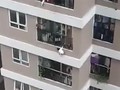 Video bé gái rơi từ tầng 12