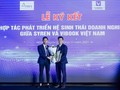 ông Nguyễn Nghĩa Vượng (bên phải) tại lễ ký kết hợp tác giữa Vibook và Syren