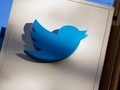 Logo Twitter được hiển thị trên mặt tiền của trụ sở chính của công ty ở San Francisco (ảnh: Bloomberg)