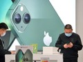 Người dân Trung Quốc tại một cửa hàng bán sản phẩm của Apple (ảnh: Getty Images)