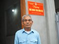 Cựu chiến binh Đỗ Thế Mạnh đứng trước cửa ngôi nhà nghĩa tình đồng đội mà ông được trao tặng