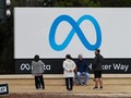 Khách tham quan chụp ảnh trước trụ sở Meta ở Menlo Park, California (ảnh: Getty Images)