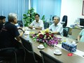 Ông Nguyễn Minh Hồng (áo trắng, ngồi giữa) chào mừng đại diện công ty Aqua tới thăm và làm việc với VDCA