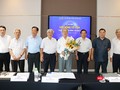 Thứ trưởng Bộ Thông tin và Truyền thông Nguyễn Huy Dũng tặng hoa cho Hội đồng cố vấn VDCA