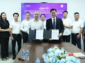 Ông Hoàng Đình Chung - Giám đốc Trung tâm Bản quyền số và ông Phạm Quốc Cường - Phó Tổng giám đốc Công ty Đầu tư và Phát triển Giáo dục Việt Nam ký thỏa thuận hợp tác