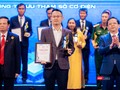 Ông Nguyễn Trung Hiếu đại diện cho Viettel Networks nhận Giải thưởng Chuyển đổi số Việt Nam 2023