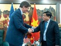 Thứ trưởng Ngoại giao Hoa Kỳ Jose Fernandez gặp Bộ trưởng Bộ Kế hoạch và Đầu tư Việt Nam Nguyễn Chí Dũng (ảnh: Đại sứ quán Hoa Kỳ tại Hà Nội)