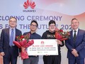 Đại diện Huawei Việt Nam trao thưởng cho nhóm sinh viên Việt Nam đoạt giải Nhì trong cuộc thi Tech4Good 2021 với dự án Earlie