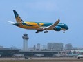 Máy bay Vietnam Airlines hạ cánh tại sân bay Tân Sơn Nhất. Ảnh: Vietnam Plus