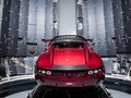 Chiếc Tesla Roadster màu đỏ của Elon Musk trong khoang sợi cacbon của tên lửa Falcon Heavy (Ảnh Instagram)