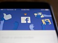 Facebook sẽ sử dụng AI để phát hiện và loại bỏ các thông tin sai sự thật trên ứng dụng của mình (Ảnh Reuters)
