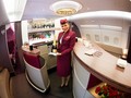 Một tiếp viên hàng không chào đón khách khi họ bước lên máy bay thuộc hãng Qatar Airways (Ảnh Shutterstock)