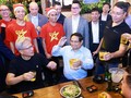 Thủ tướng Phạm Minh Chính và ông Jensen Huang, Nhà sáng lập kiêm Giám đốc điều hành Tập đoàn NVIDIA thưởng thức ẩm thực đường phố Hà Nội. Ảnh: Dương Giang/TTXVN.