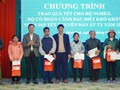 Nhà báo Nguyễn Bá Kiên, Tổng biên tập Tạp chí điện tử VietTimes trao quà Tết cho 30 hộ nghèo thuộc xã Sơn Phú, huyện Định Hóa, tỉnh Thái Nguyên. Ảnh: Đình Huy.