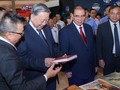 Tổng Bí thư Tô Lâm và các đại biểu tham quan các gian trưng bày tại Hội báo toàn quốc 2025.