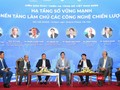 Nhân viên Viettel lắp đặt trạm thu phát 5G