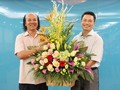 Thay mặt Văn phòng Bộ TT&TT, ông Phạm Quang Hưởng tặng hoa nguyên Chánh Văn phòng Phạm Mạnh Lâm.