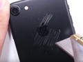 JerryRigEverything chấp nhận mang một chiếc iPhone 7 đen vào cuộc thử nghiệm của mình.