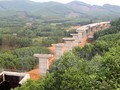 Cầu vượt Tây Hy trên tuyến La Sơn- Túy Loan đoạn qua huyện Phú Lộc (Thừa Thiên-Huế) đang được đẩy nhanh tiến độ thi công. (Ảnh: TTXVN).