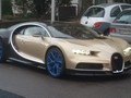  Bugatti Chiron màu vàng phối đen.