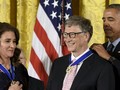 Vợ chồng Bill Gates được Tổng thống Obama trao Huân chương Tự do. Ảnh: Twitter