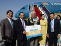 Thứ trưởng Bộ GTVT Nguyễn Nhật và lãnh đạo Vietnam Airlines chào đón hành khách thứ 20 triệu.