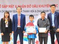 Đại diện Quỹ khuyến học Ươm mầm ước mơ của SeABank trao quà cho học sinh nghèo hiếu học ở Thanh Hóa.