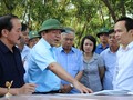 Chủ tịch FLC Trịnh Văn Quyết đi khảo sát các địa điểm làm dự án cùng lãnh đạo Quảng Trị. (Ảnh: Cổng thông tin Quảng Trị)