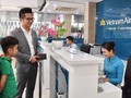 Các hành khách đầu tiên trải nghiệm dịch vụ mới in-town check-in tại Hà Nội. (Ảnh: VNA)