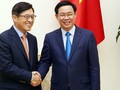 Phó Thủ tướng Vương Đình Huệ và Tổng Giám đốc Tổ hợp Samsung Việt Nam Shim Wonhwan. Ảnh: VGP/Thành Chung