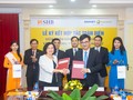 Bà Ngô Thu Hà - Phó Tổng Giám đốc SHB và Ông Nguyễn Quang Hưng - Phó Tổng giám đốc Bảo hiểm Bảo Việt trao thỏa thuận hợp tác trước sự chứng kiến của Lãnh đạo cấp cao của SHB và Bảo hiểm Bảo Việt. (Ảnh: SHB)