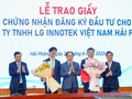 Lãnh đạo TP Hải Phòng trao giấy chứng nhận đăng ký đầu tư cho LG Innotek