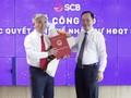 Ông Phan Đình Điền (trái) nhận quyết định giữ chức Chủ tịch HĐQT SCB (Ảnh: SBV)