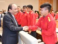 Thủ tướng Nguyễn Xuân Phúc khen ngợi đội tuyển Việt Nam (Ảnh: Chinhphu.vn)