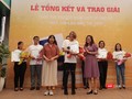 Nhà văn Nguyễn Ngọc Tư (bên trái) xuất hiện tại TP.HCM trao giải cho các cây viết "Một nửa làm đầy thế giới" 