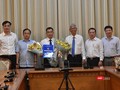 Ông Võ Văn Hoan - Phó chủ tịch UBND TP.HCM trao quyết định bổ nhiệm tân Phó Giám đốc Sở Xây dựng cho ông Huỳnh Thanh Khiết (Ảnh: Thành ủy TP.HCM)