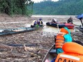 Tìm kiếm cứu nạn trên lòng sông Leng và sông Tranh vô cùng khó khăn do lượng gỗ và rác quá dày (Ảnh: XM)