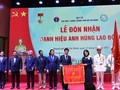 Phó Chủ tịch nước Đặng Thị Ngọc Thịnh, Phó Chủ tịch thứ nhất Hội đồng Thi đua, Khen thưởng Trung ương trao tặng danh hiệu Anh hùng Lao động thời kỳ đổi mới cho Tập thể đại học Y Dược TP.HCM (Ảnh: BYT)