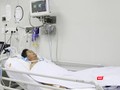 Một nạn nhân của chùm ca bệnh trước đó, cũng bị ngộ độc pate chay phải thở máy trong BV Chợ Rẫy (Ảnh: BVCC) 