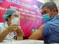 Tiêm vaccine COVID-19 cho nhiều nhà báo sáng 21-6 - Ảnh Dũng Phương