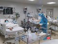 Điều trị bệnh nhân COVID-19 nặng trong tâm dịch TP.HCM - Ảnh: HCDC
